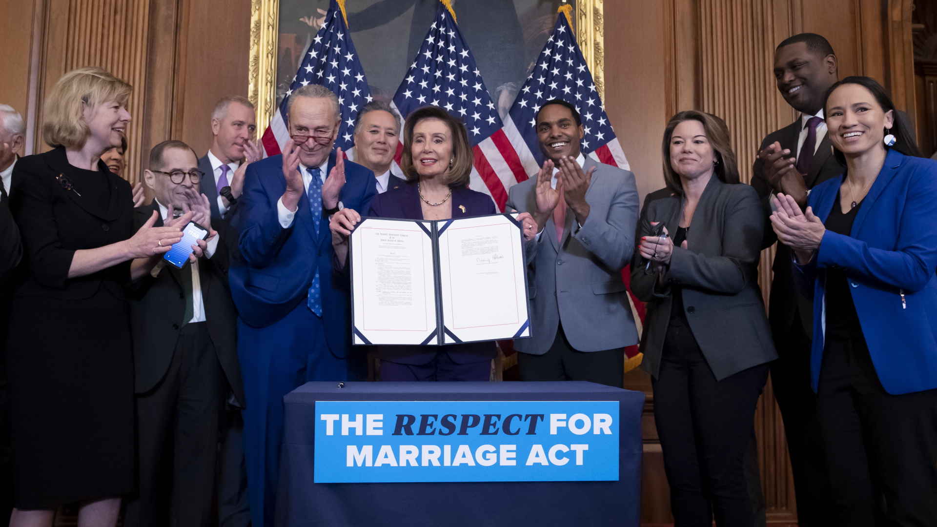 Nancy Pelosi hält das Gesetz mit dem Namen "Respect for Marriage Act" hoch.  | EPA