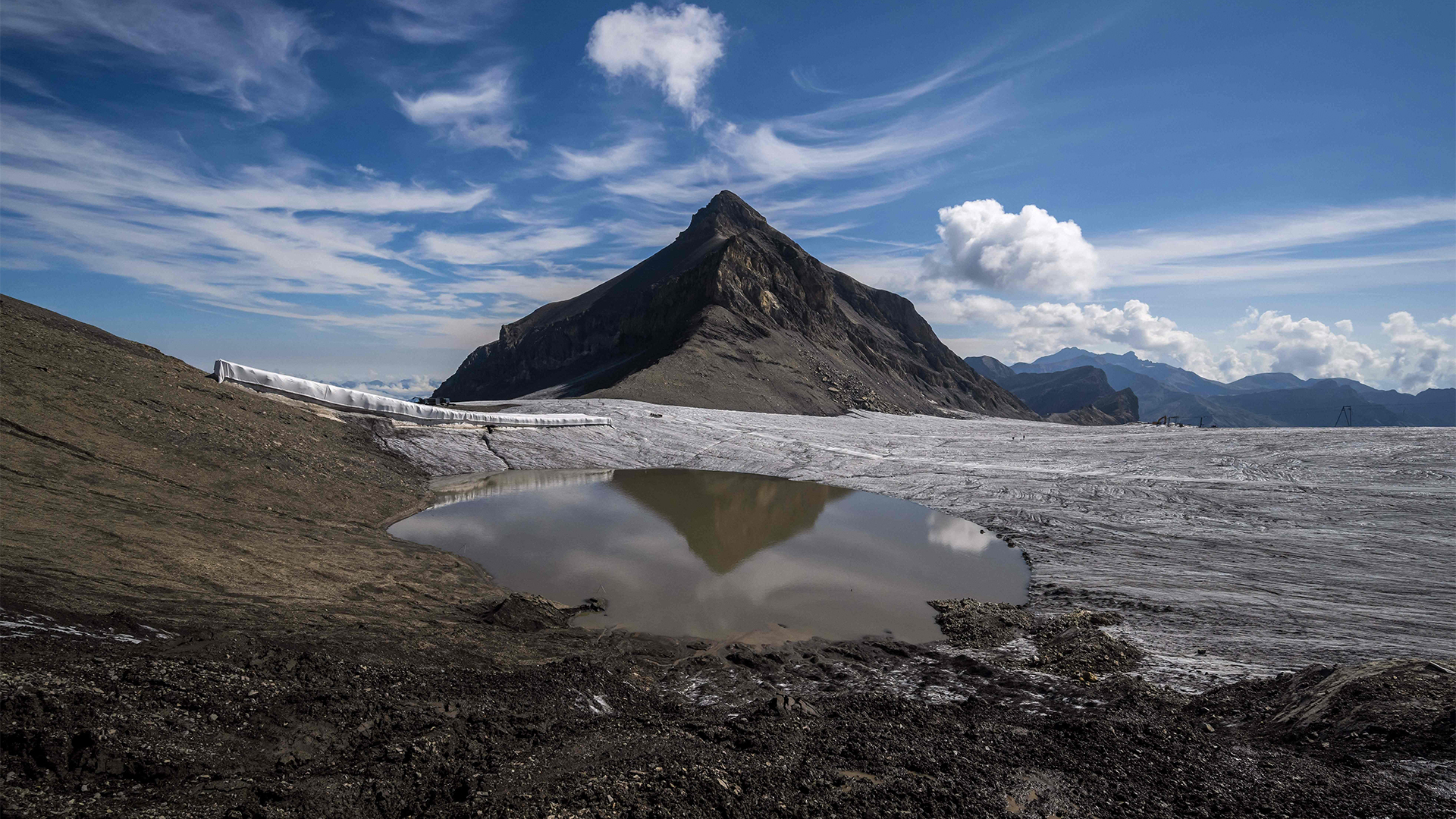 Vor dem Oldenhorn-Gipfel in der Nähe des Tsanfleurongletscher in der Schweiz hat sich eine große Pfütze gebildet. | AFP
