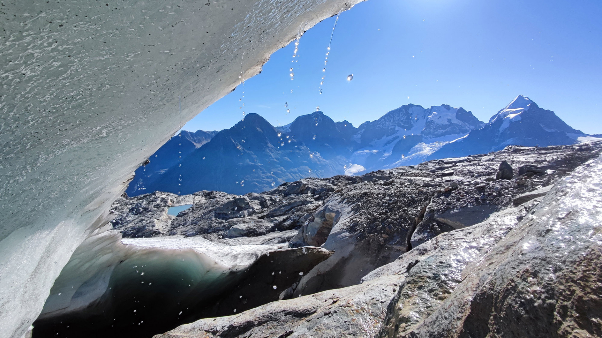 Selbst Mitte September schmilzt das Eis des Vadret dal Murtèl auf einer Höhe von 3100 Meter am Fuße des Piz Bernina rapide
