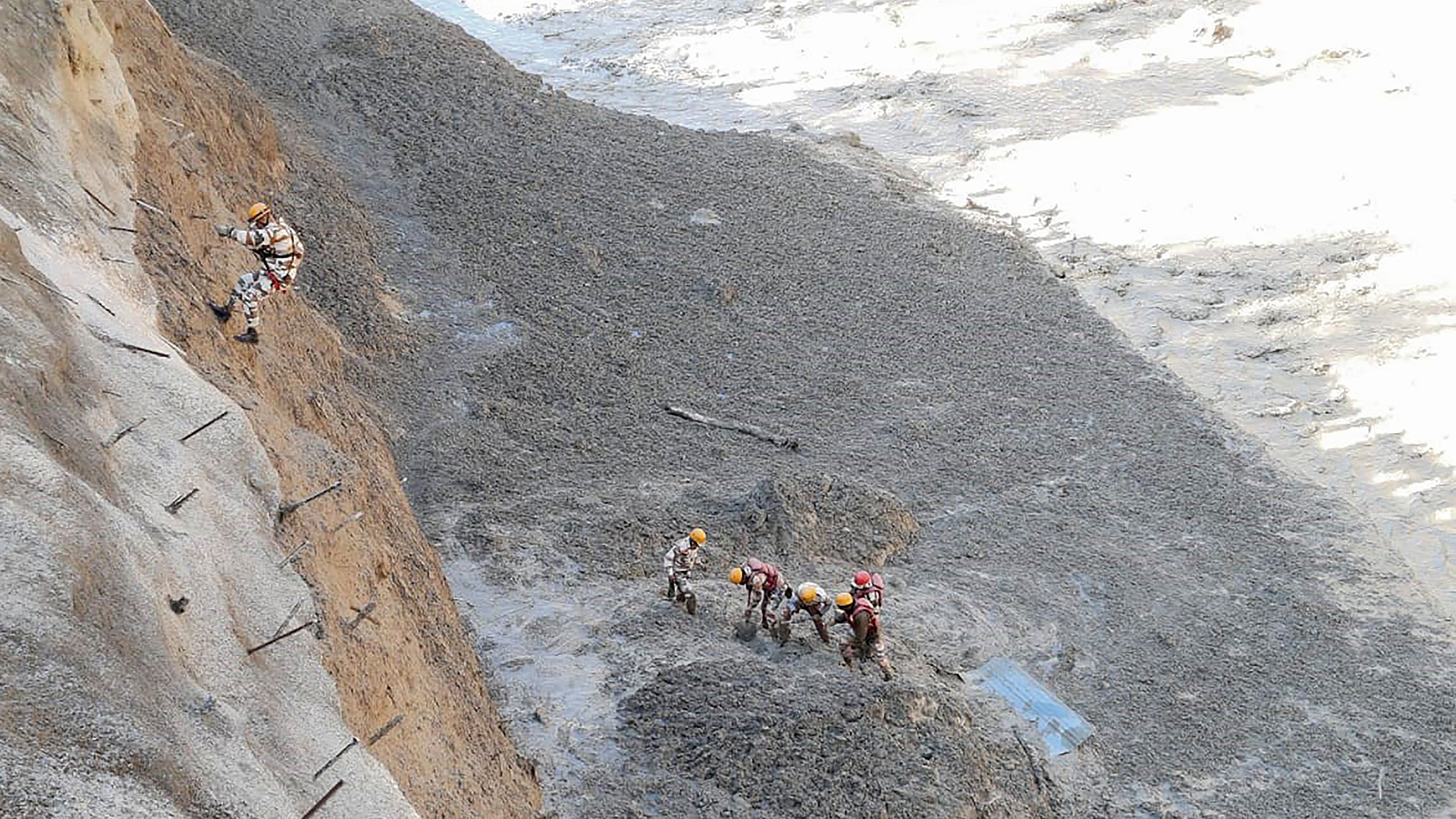 Personal der Indo-Tibetischen Grenzpolizei bei einer Rettungsaktion, um den Tapovan-Tunnel nach dem Abbruch eines Gletschers im Chamoli-Distrikt von Schutt zu befreien. | AFP
