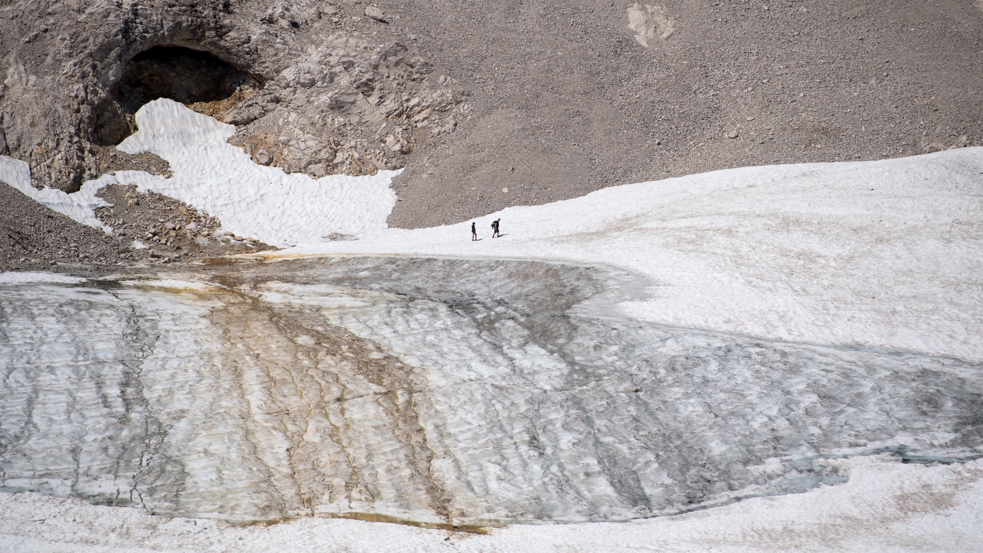Wanderer auf dem Gletscher an der Zugspitze  | dpa