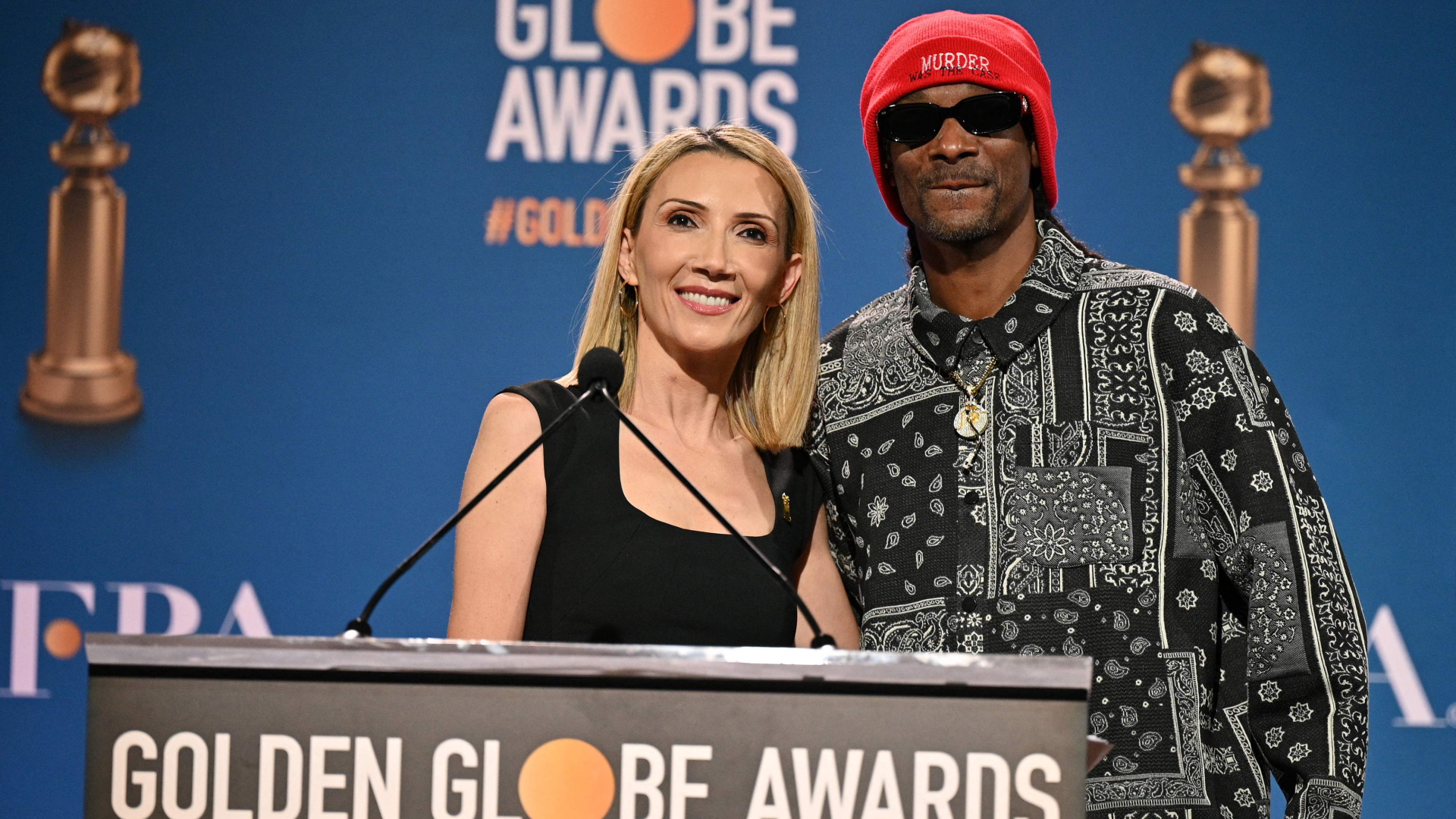 Der Rapper Snoop Dogg und die HFPA-Präsidentin Helen Hoehne bei der Nominierung der Golden Globes.  | AFP