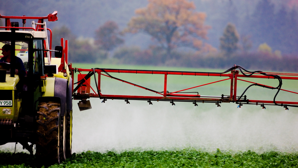 Ein Bauer versprüht auf einem Feld ein Pestizid | dpa
