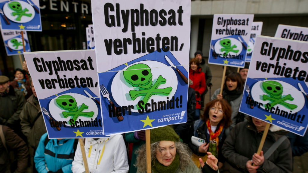 Demonstranten protestieren in Hamburg vor dem Congress Centrum (CCH) gegen den Einsatz des Pflanzenschutzmittels Glyphosat. 