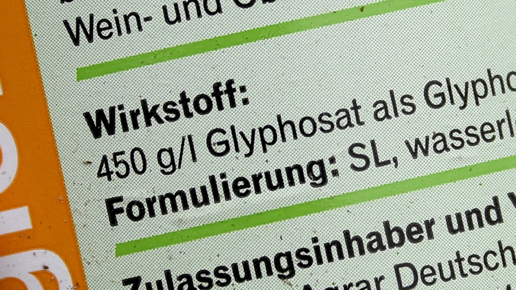 Hinweis auf den Wirkstoff Glyphosat auf einer Flasche mit Unkrautvernichtungs- und Pflanzenschutzmittel 