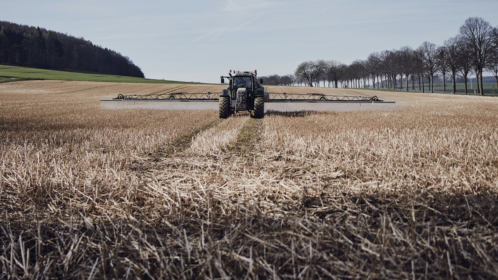 Ein Traktor fährt bei Göttingen (Niedersachsen) über ein Feld und bringt Glyphosat aus | dpa