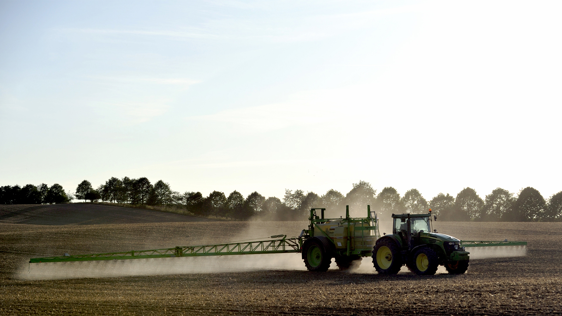 Ein Landwirt fährt mit einer Pestizid- und Düngerspritze über ein Feld | Bildquelle: picture alliance / dpa