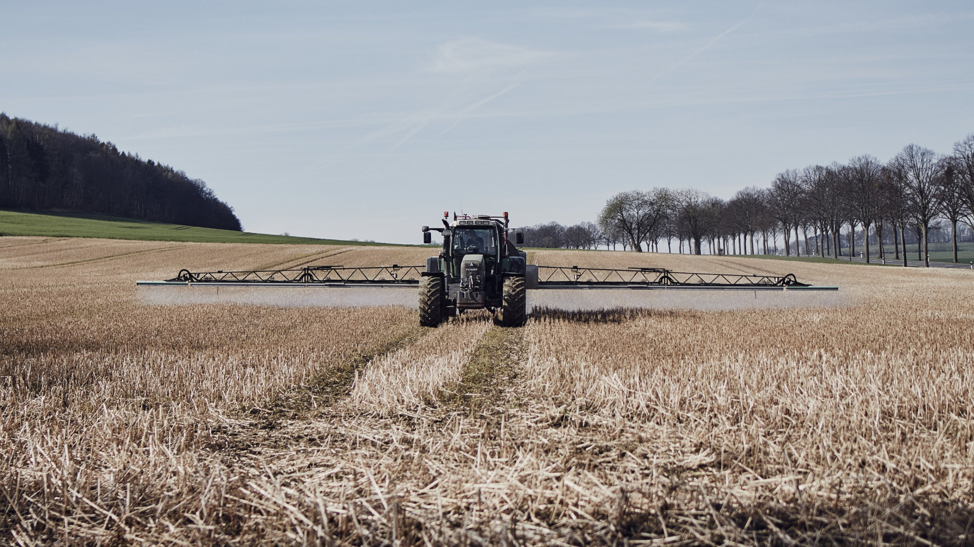 Ein Traktor verteilt Glyphosat auf einem Feld. | dpa