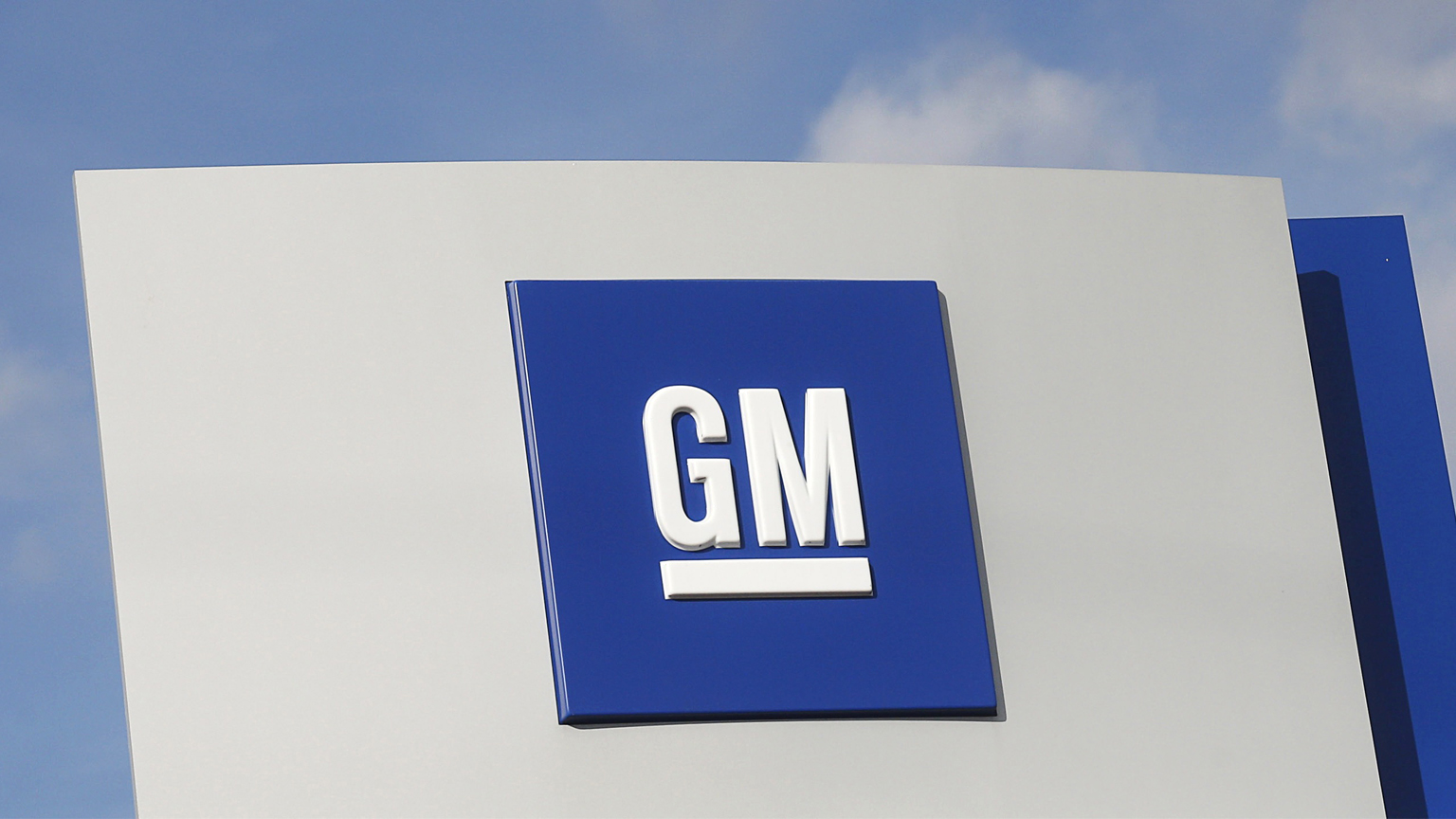 Das General Motors Logo an einem Sockel. | REUTERS