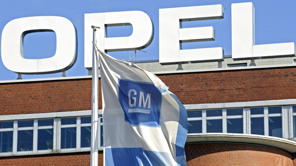 GM-Fahne vor einem Opel-Schriftzug