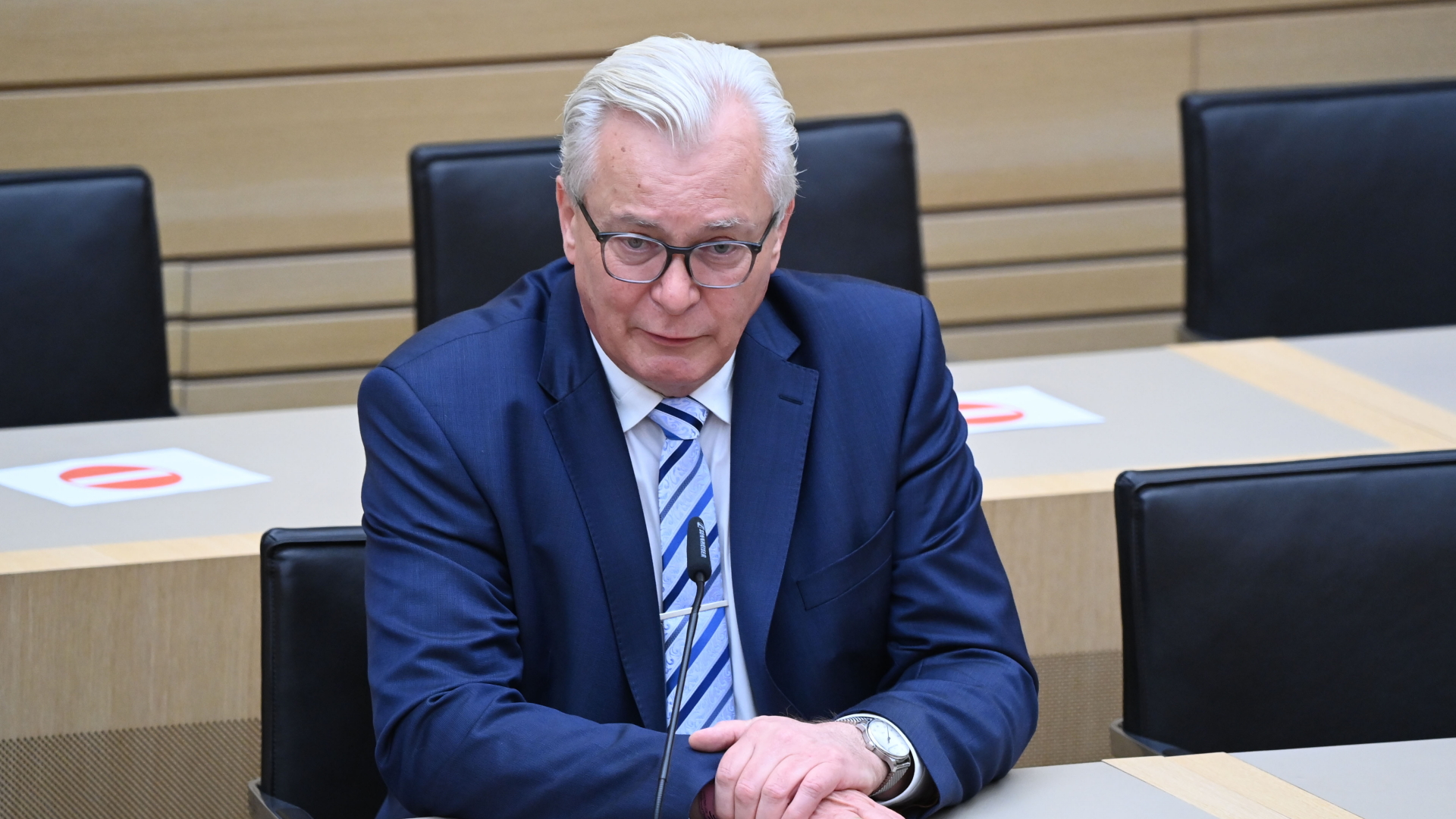 Bernd Gögel, Spitzenkandidat der Afd, sitzt nach den ersten Hochrechnungen zum Ergebnis der Landtagswahlen in Baden-Württemberg im Plenarsaal. | dpa
