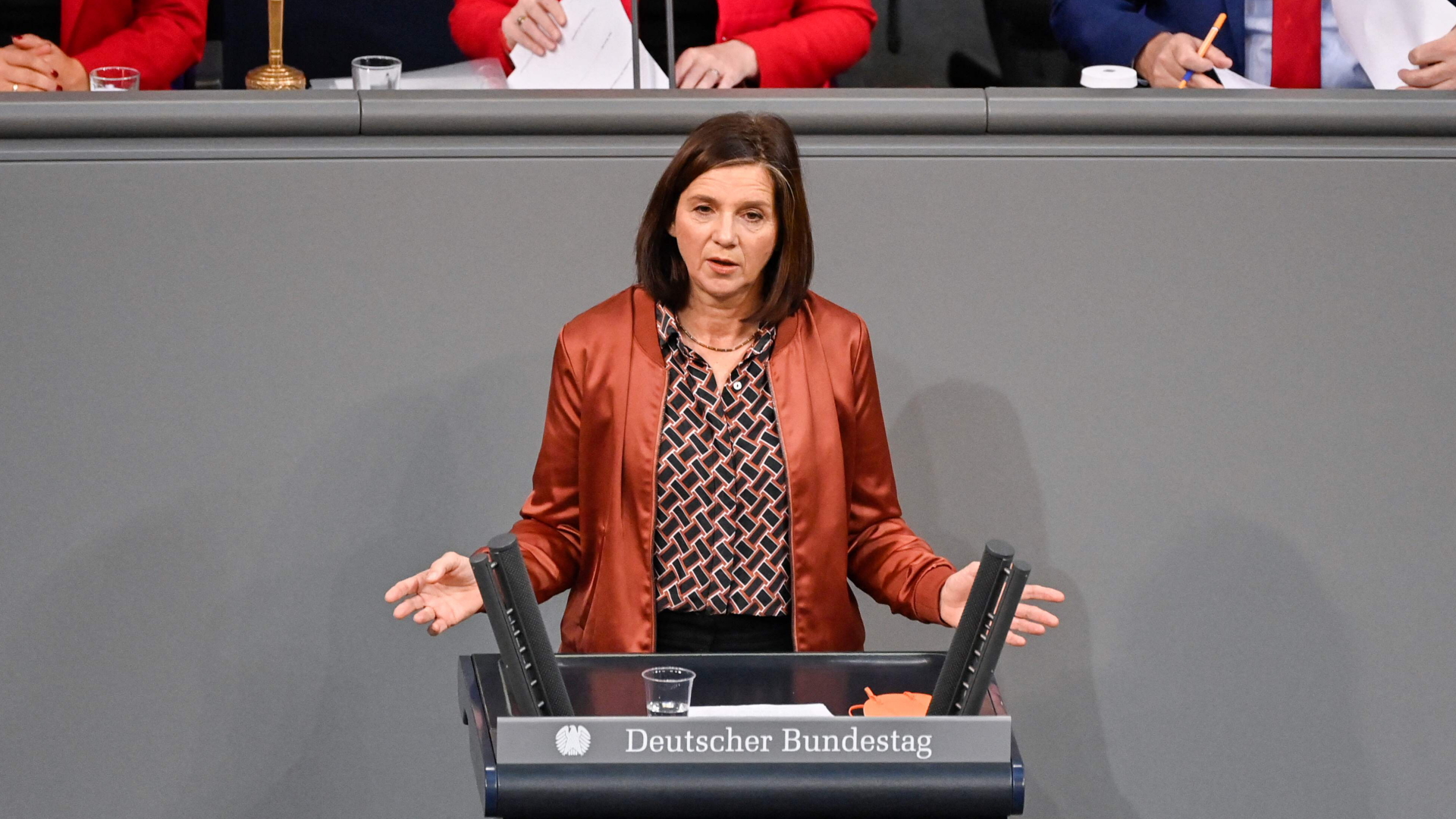 Grünen-Fraktionsvorsitzende  Katrin Göring-Eckardt spricht während an der Sitzung des Bundestags. | AFP