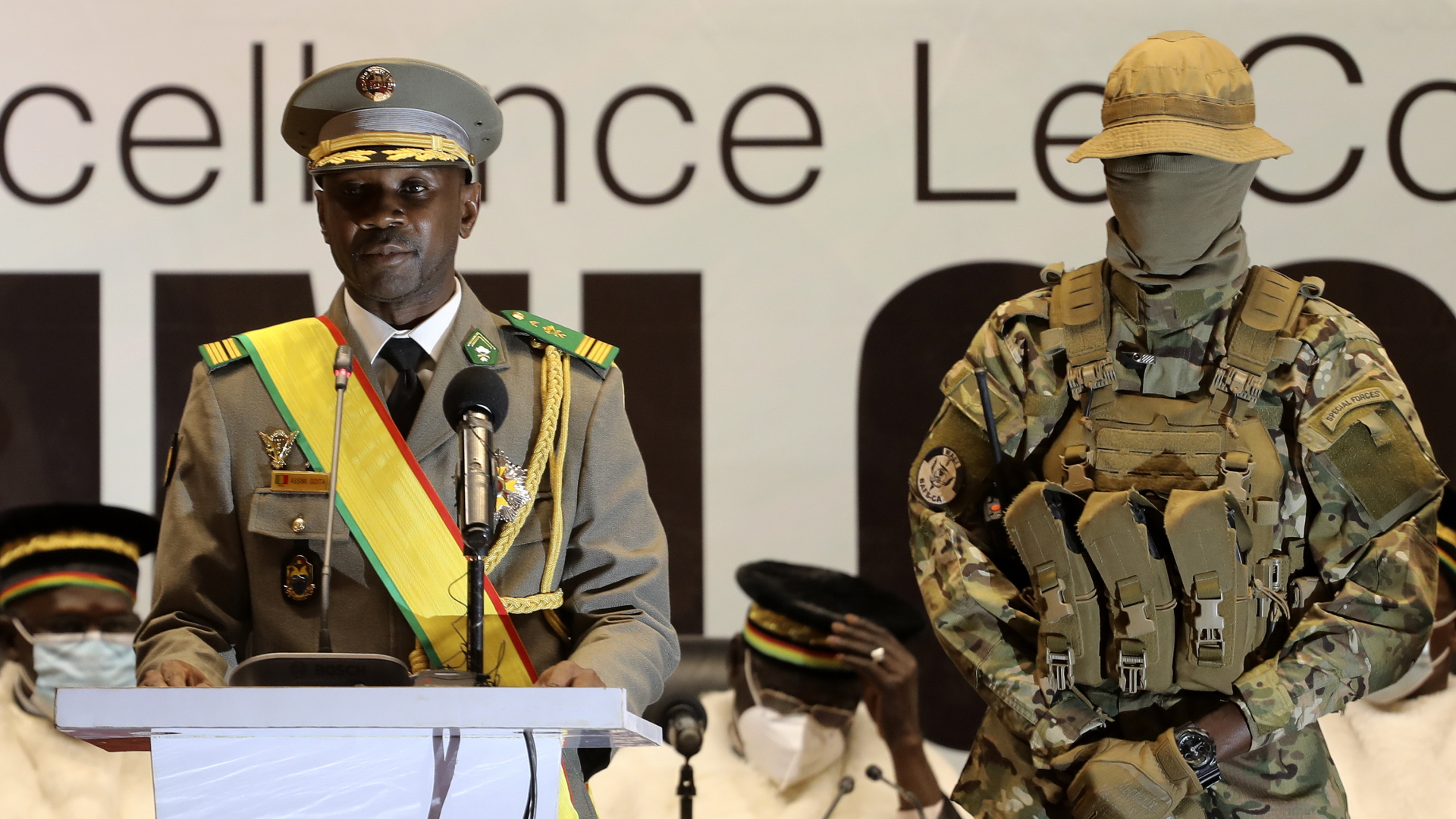 Putschistenführer Assimi Goita (L.) bei seiner Vereidigung als Übergangspräsident in Mali. | EPA