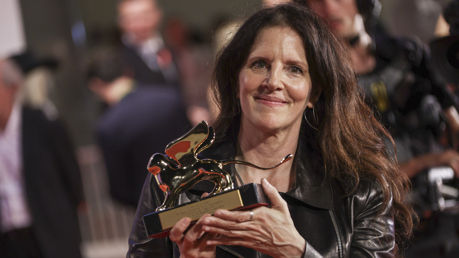Laura Poitras, Regisseurin aus den USA, hält den Goldenen Löwen für den besten Film für "All the Beauty and the Bloodshed". | AP