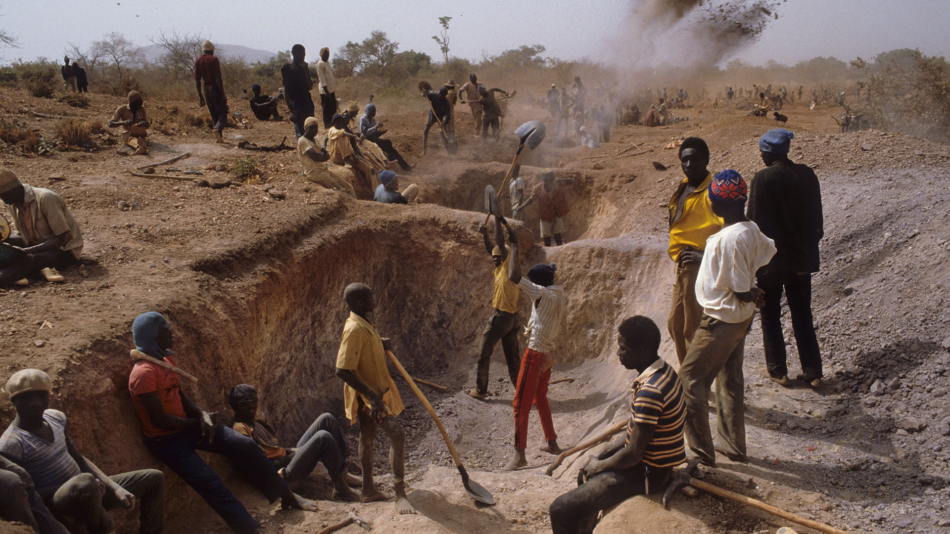 Menschen graben in Burkina Faso nach Gold. | imago images/Environmental Image