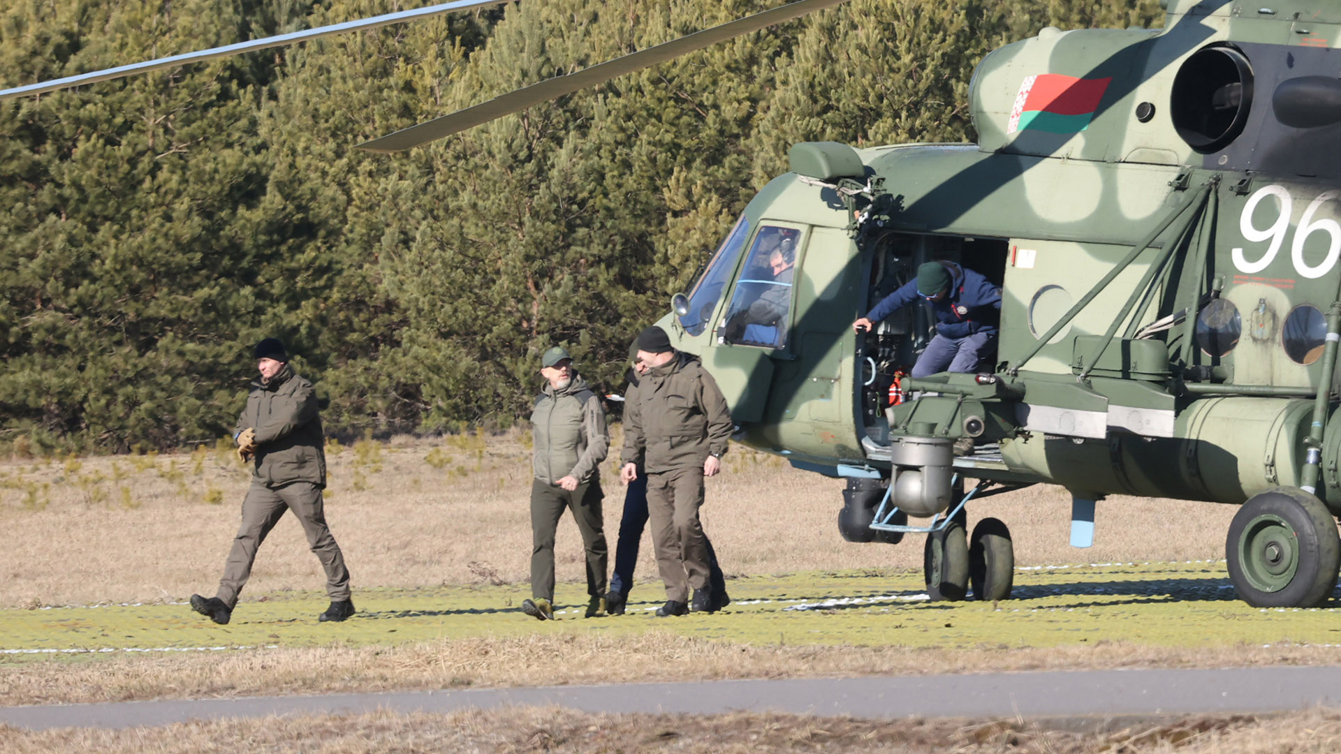 Mitglieder der ukrainischen Delegation landen mit einem Hubschrauber am Ort der geplanten Friedensgespräche mit Russland. | AFP