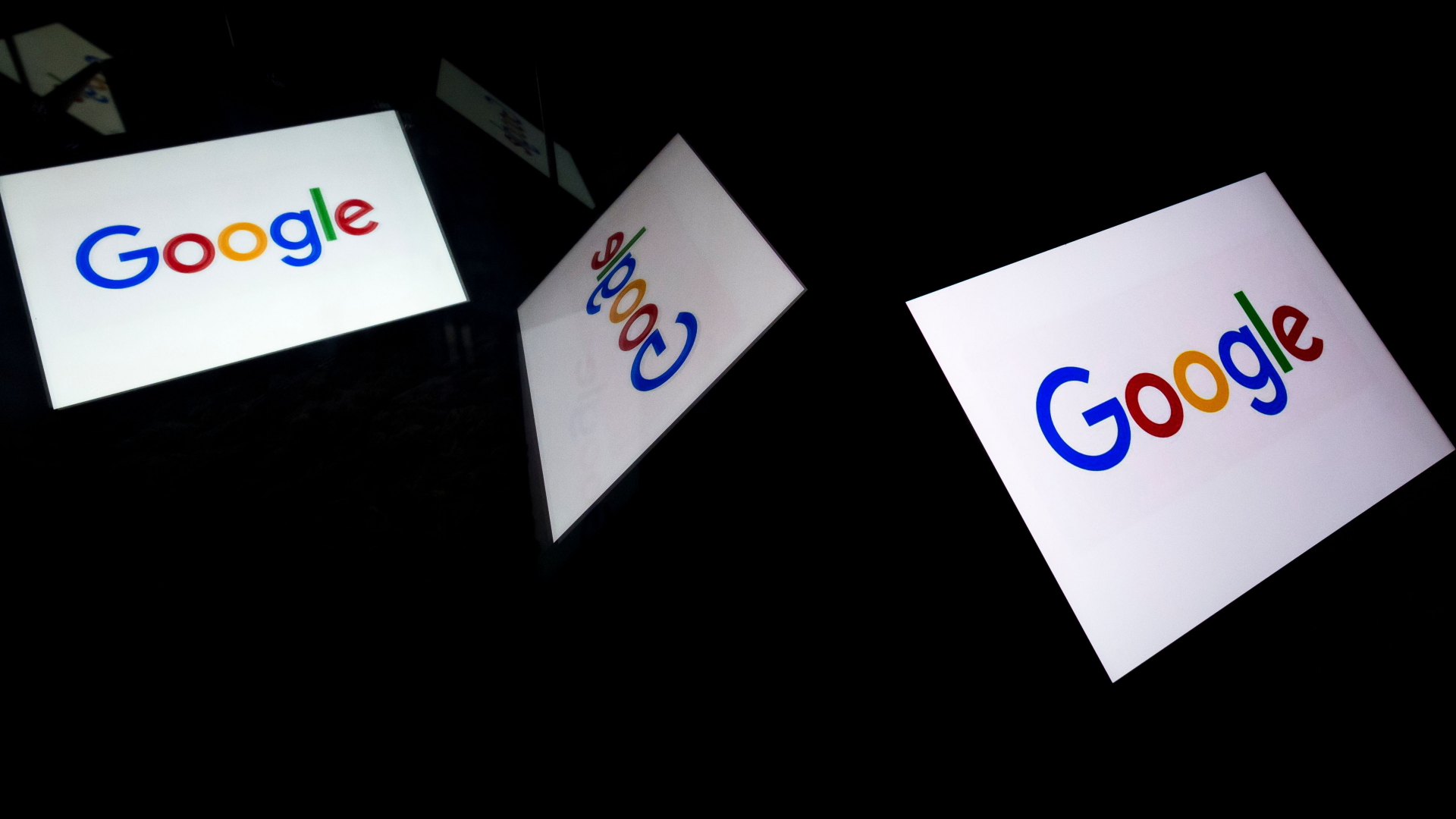 Google-Logo auf drei Bildschirmen | AFP