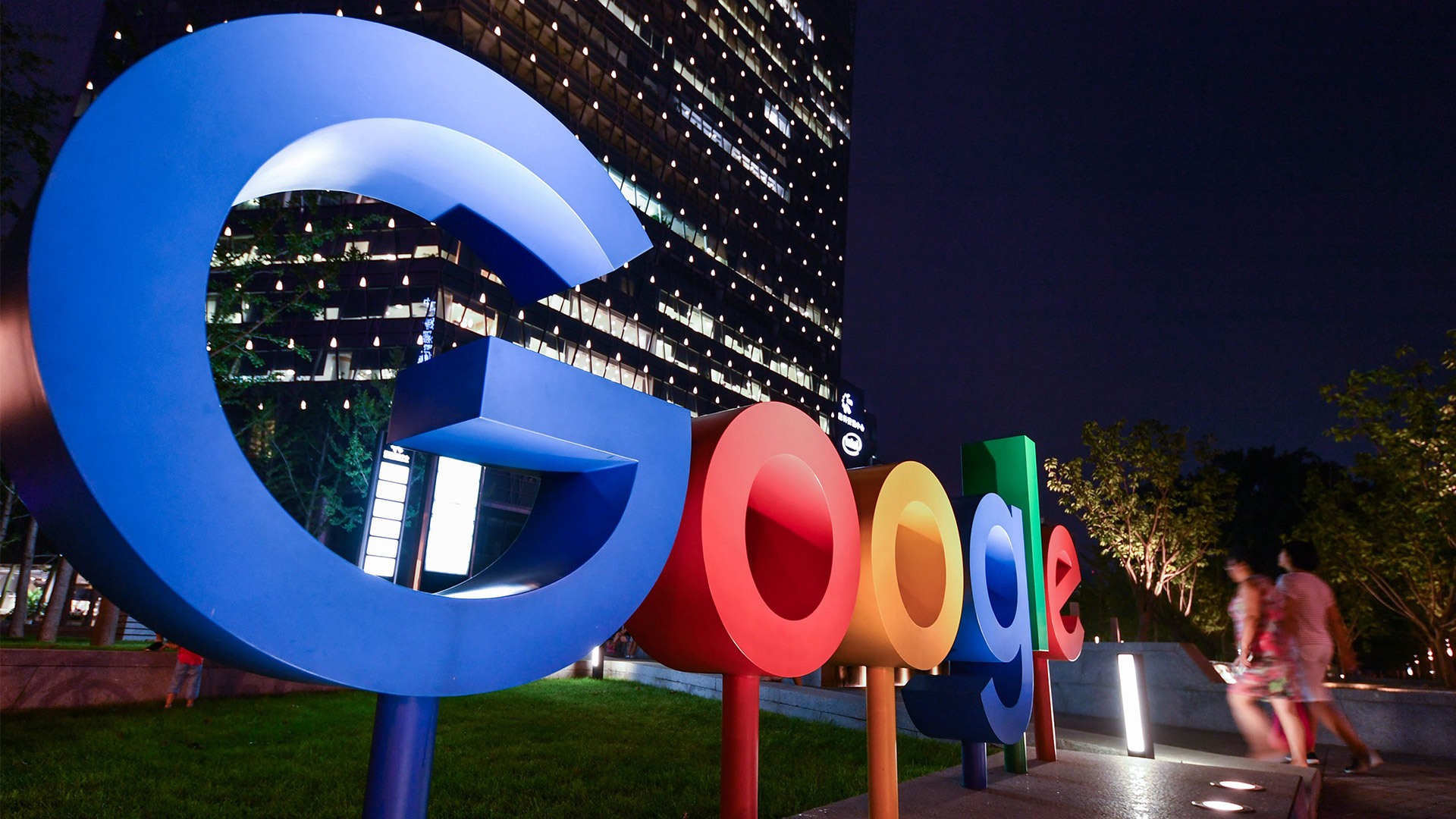 Das Google-Logo ist vor einem Gebäude zu sehen.