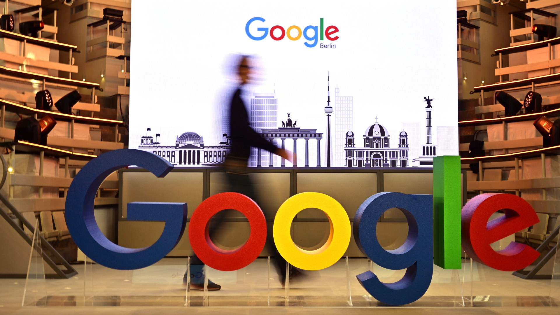 Eine Person geht am Schriftzug des Internetdienstes Google vorbei. | AFP