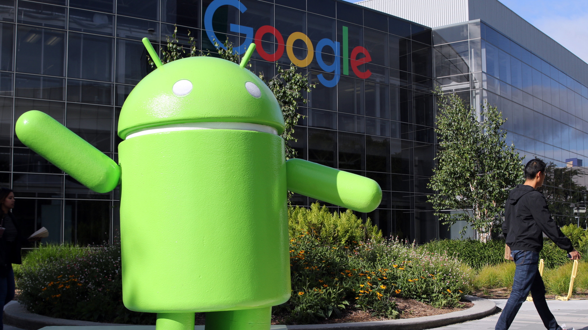 Eine übergroße Android-Figur steht auf dem Firmencampus von Google im kalifornischen Mountain View.