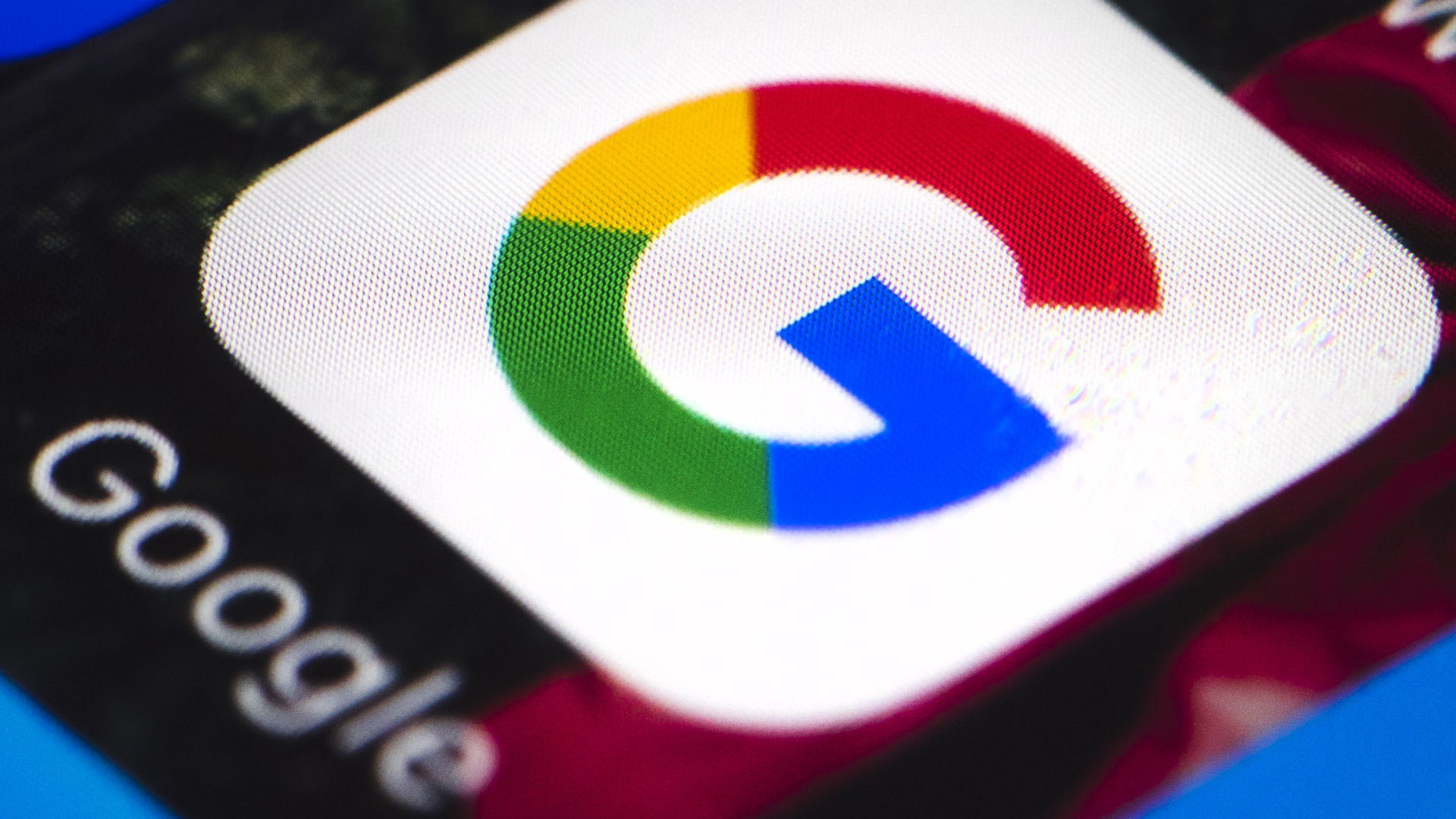 Das Google-Logo auf dem Display eines Mobiltelefons. | Bildquelle: dpa