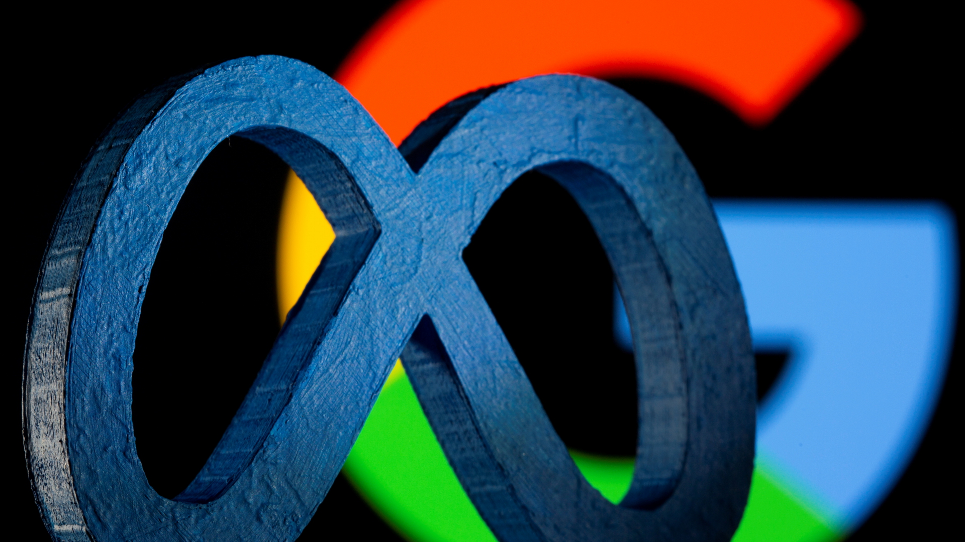 Ein dreidimensionales Log des Meta-Konzerns steht vor dem Google-Logo | REUTERS