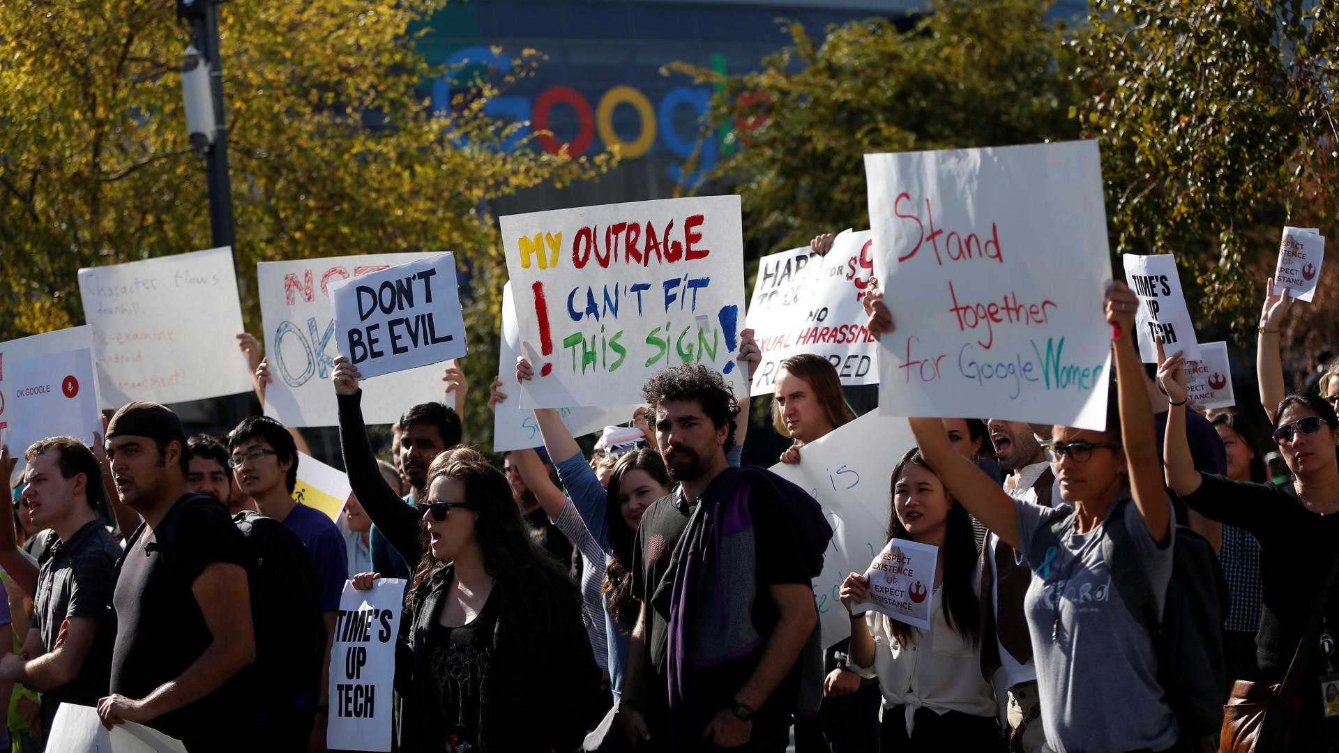 Google-Mitarbeiter bei einer Protestkundgebung zu sexistischen Praktiken des Konzerns in Mountain View, California. | Bildquelle: REUTERS