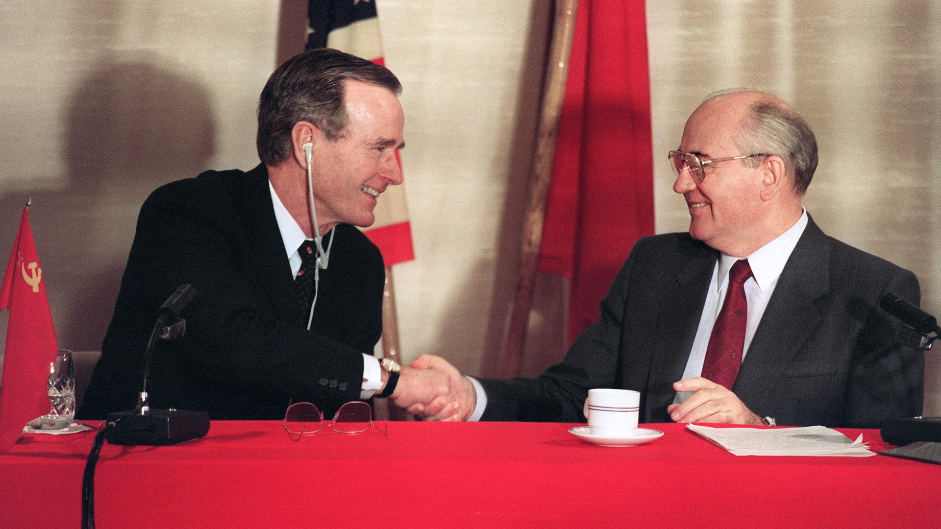 Bush und der frühere sowjetische Staatschef Gorbatschow | Bildquelle: AFP