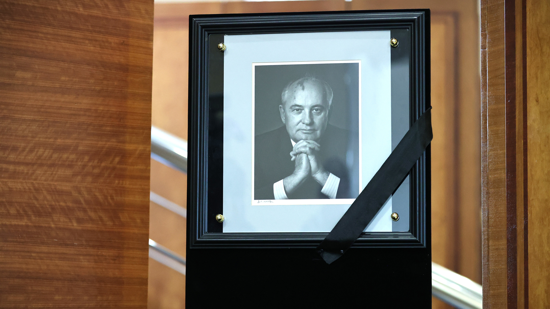 Das Porträt des verstorbenen Michail Gorbatschow ist in Moskau mit einem Trauerrand aufgestellt. | picture alliance/dpa/TASS