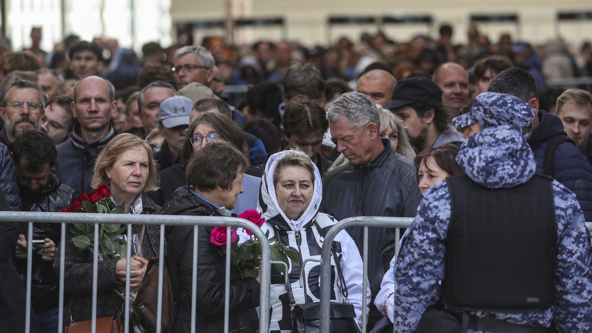 Menschen mit Blumen warten auf Einlass bei der Trauerfeier für Michail Gorbatschow | EPA