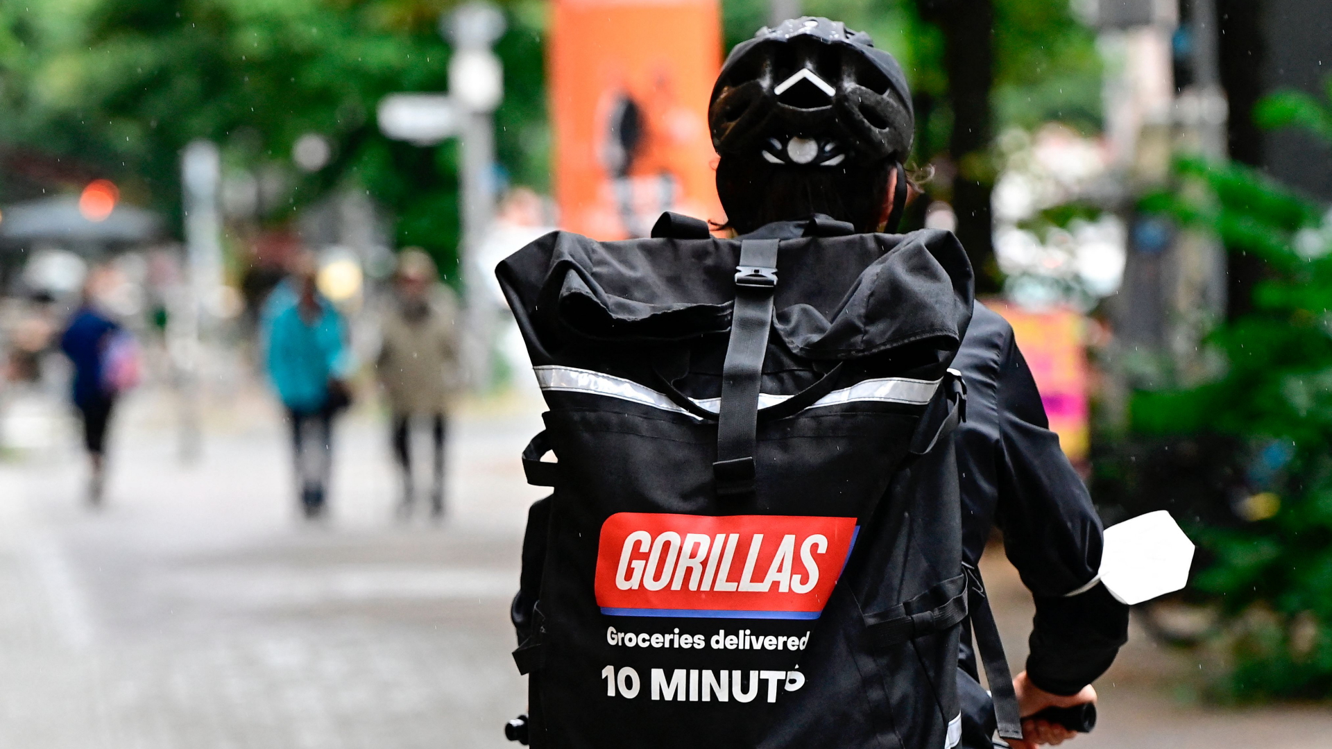 Fahrer des Lebensmittel-Lieferdienstes Gorillas mit einer Transporttasche des Unternehmens | AFP