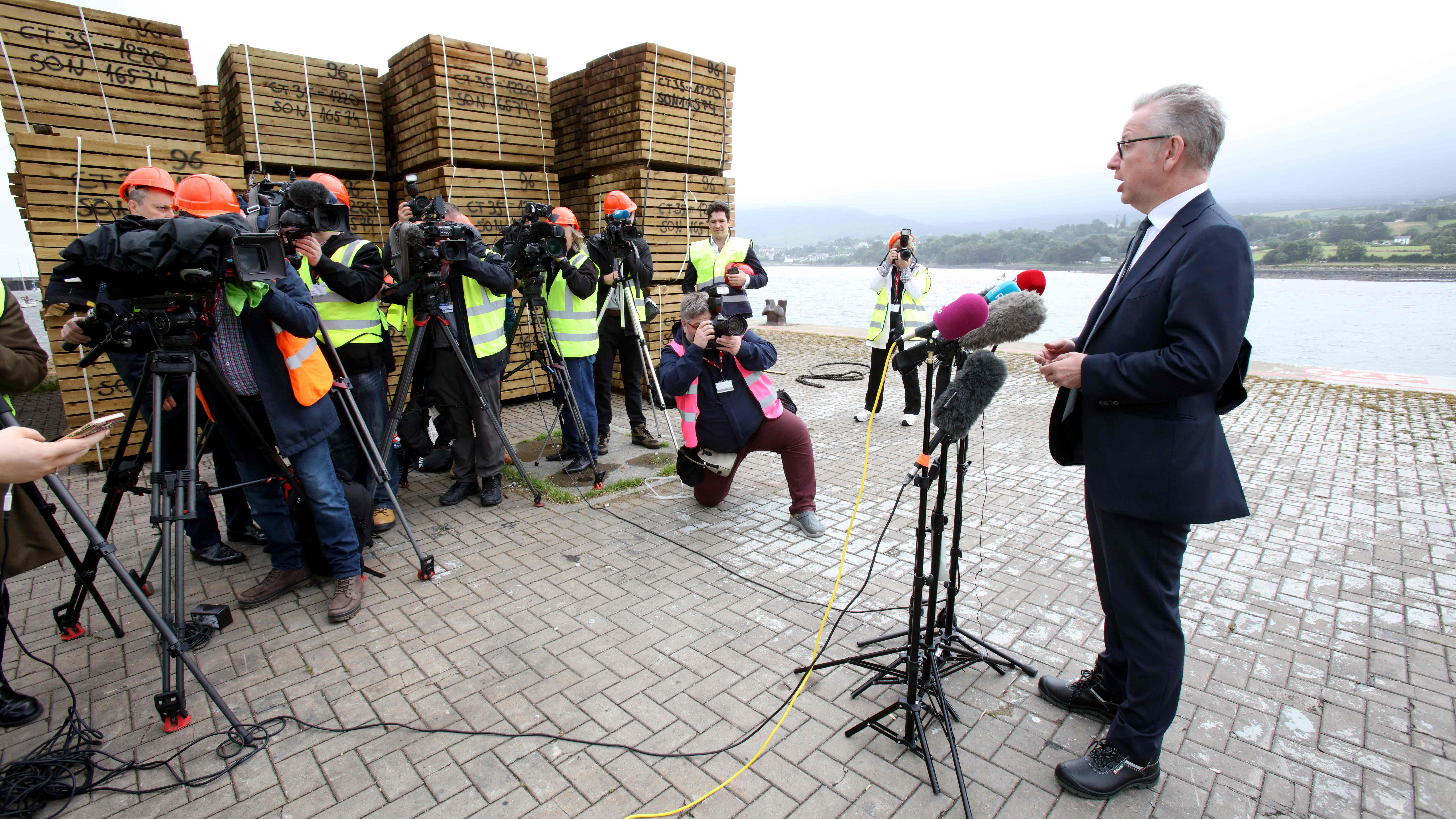 Gove bei einem Presseauftritt in Nordirland an der Grenze zu Irland | AFP