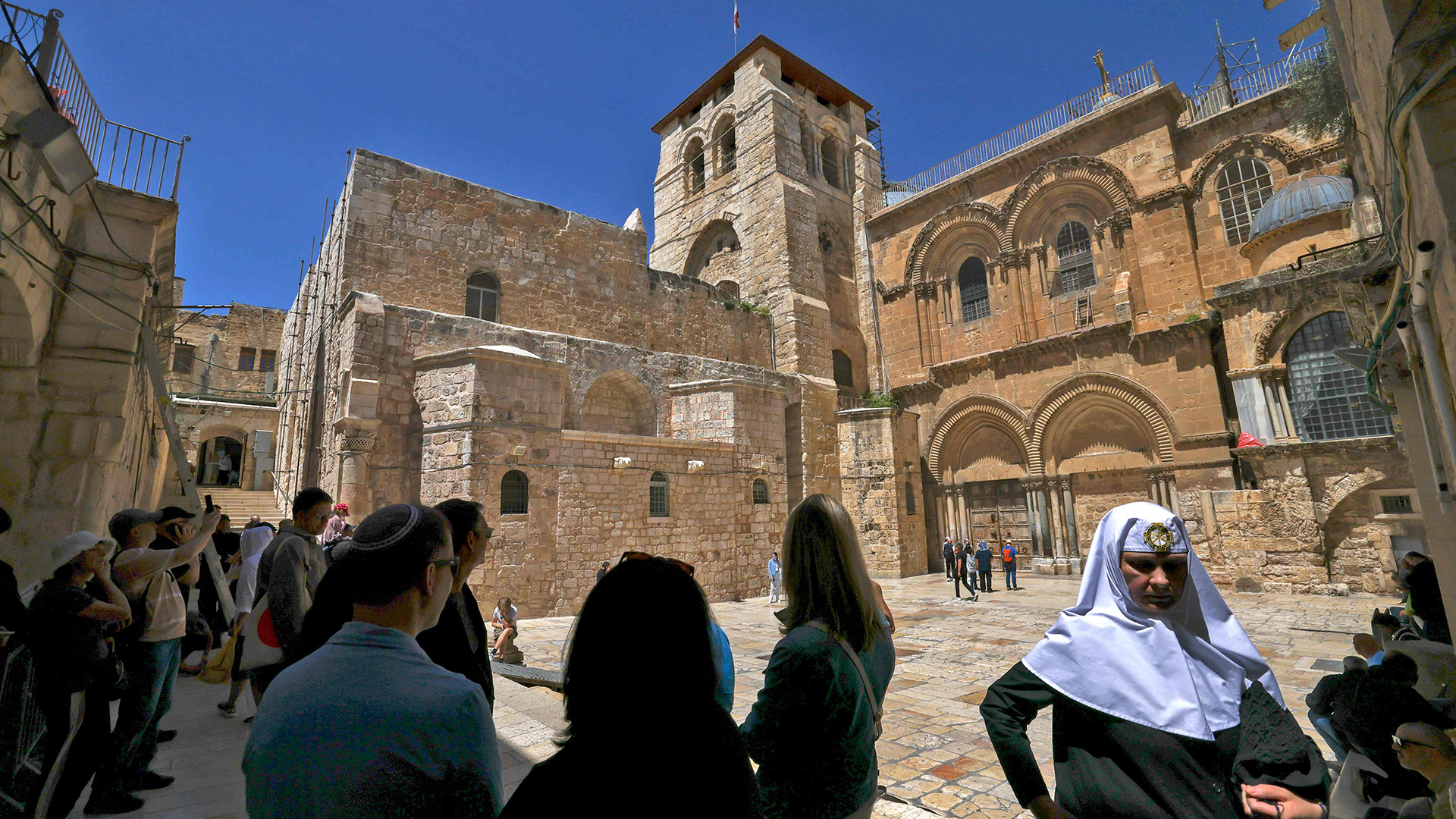 Menschen besuchen die Grabeskirche in der Altstadt von Jerusalem. | AFP