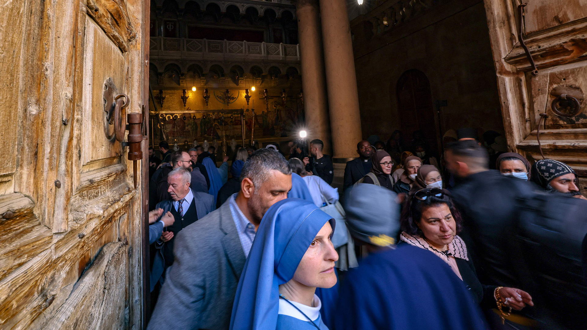 Gläubige besuchen die Grabeskirche in der Altstadt von Jerusalem. | AFP