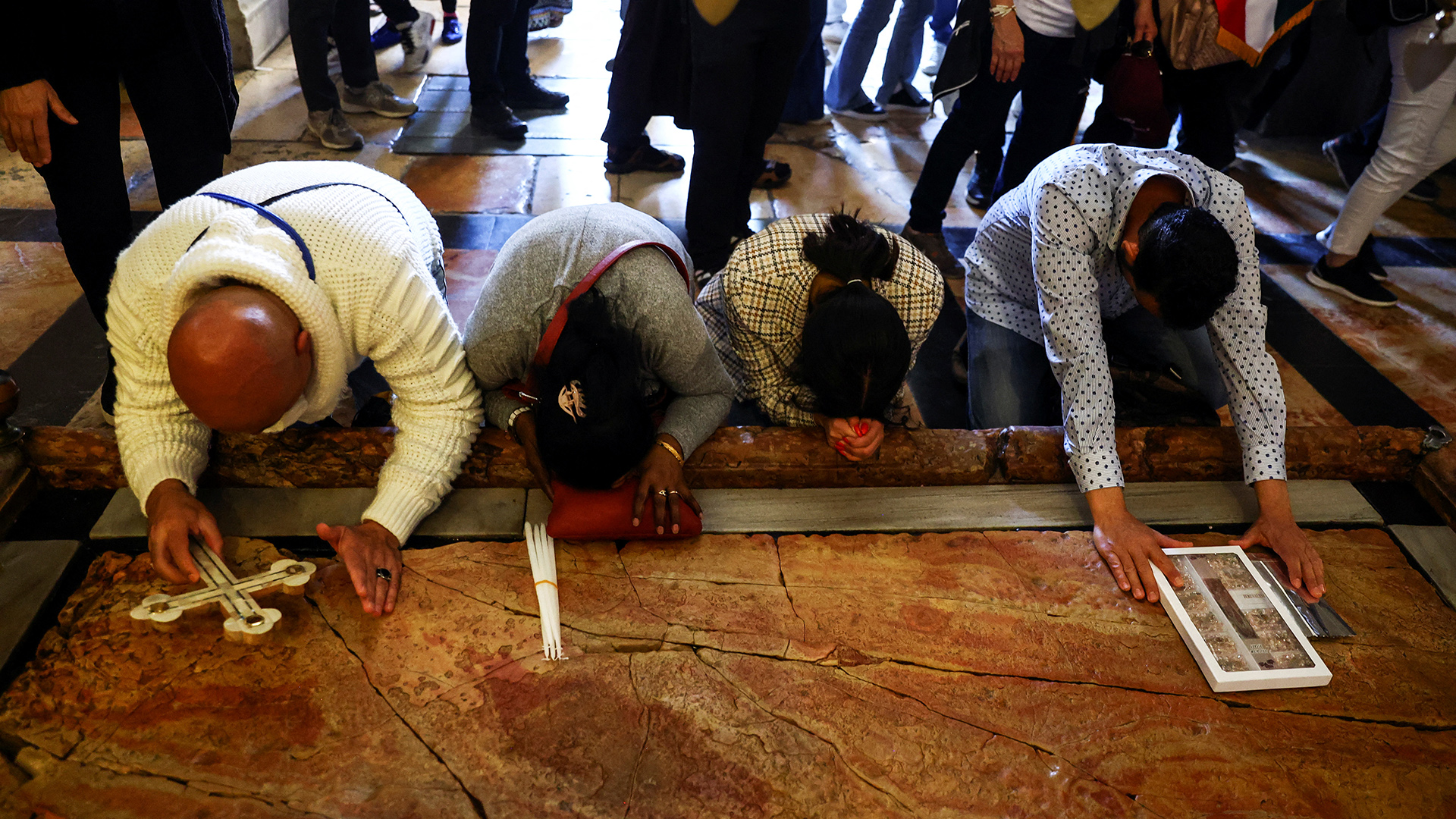 Gläubige berühren den Stein der Salbung in der Grabeskirche am Karfreitag in der Jerusalemer Altstadt. | REUTERS