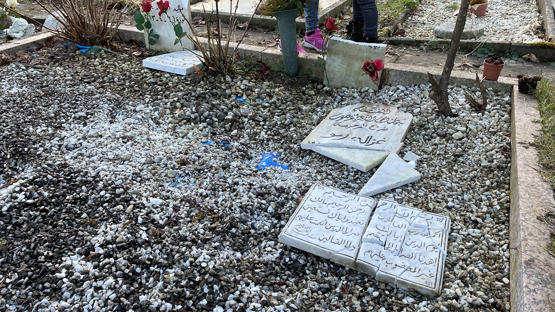Das zerstörte Grab der Familia Hallah. | David Zajonz WDR