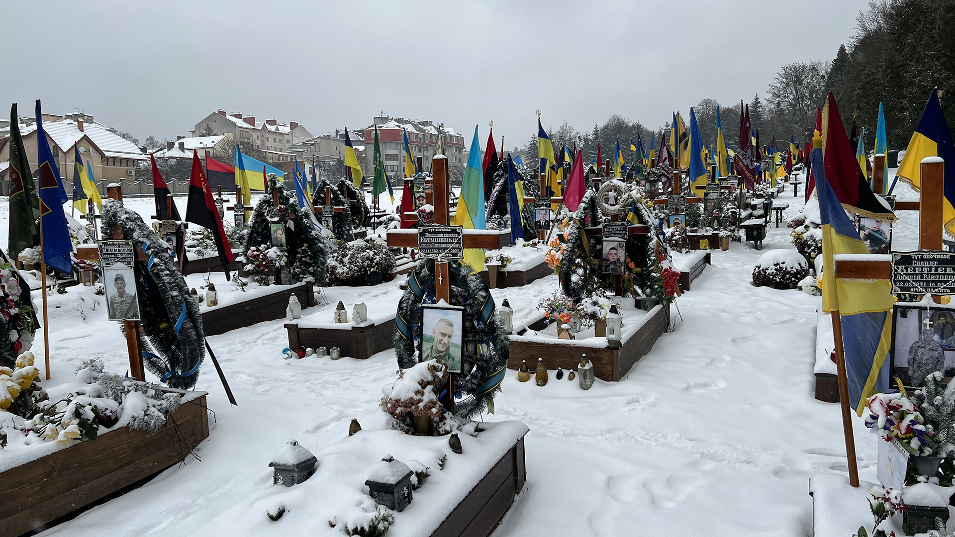 Gräber auf dem Lytschakiwskyj-Friedhof in Lwiw | Marc Dugge