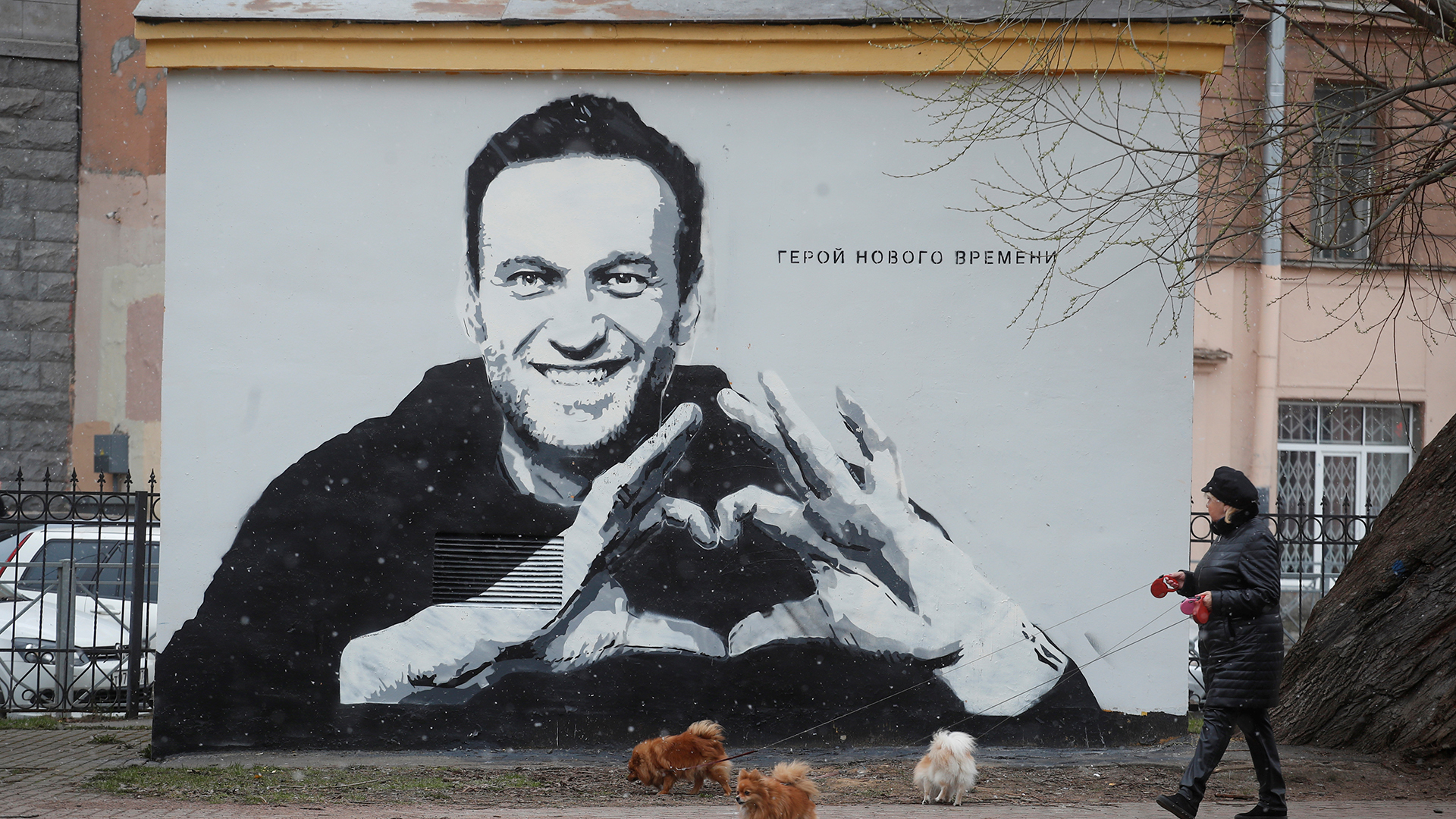 In Sankt Petersburg (Russland) ist ein Graffiti des inhaftierten russischen Oppositionspolitikers Alexej Nawalny zu sehen.  | REUTERS