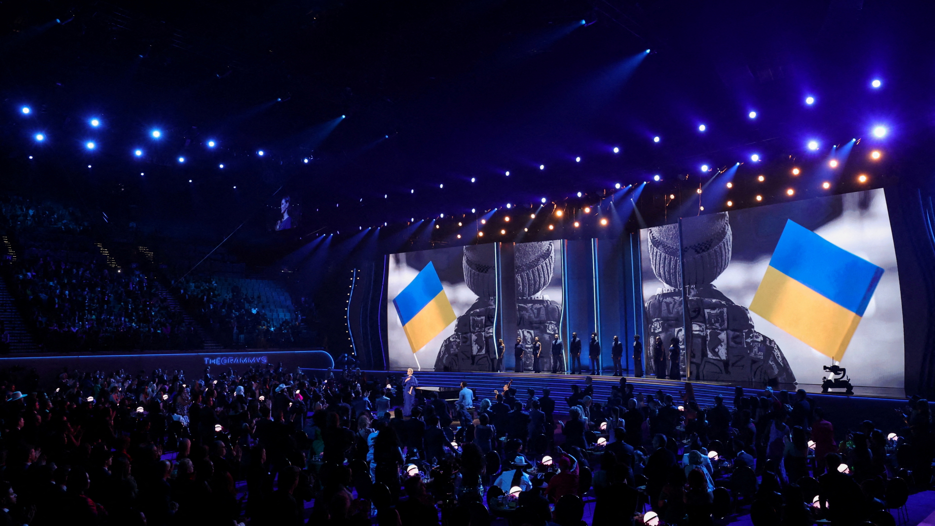 Der ukrainische Sänger Mika Newton singt mit John Legend bei den Grammys eine Hommage an die Ukraine. | REUTERS