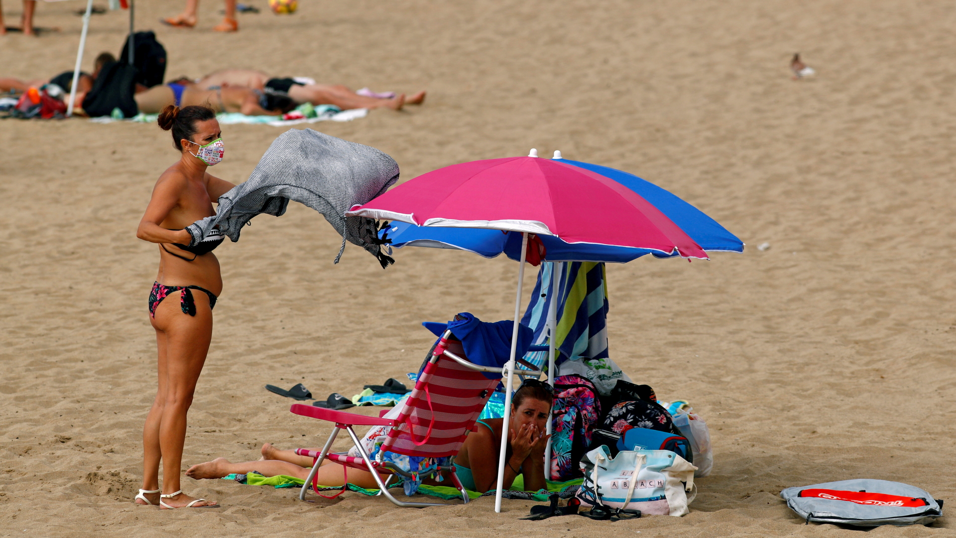 Eine Frau mit Schutzmaske am Strand von Las Palmas | REUTERS
