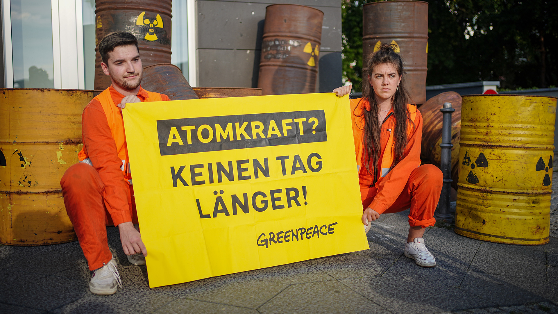 Greenpeace-Aktivisten halten ein Schild mit der Aufschrift "Atomkraft? Keinen Tag länger!" | dpa