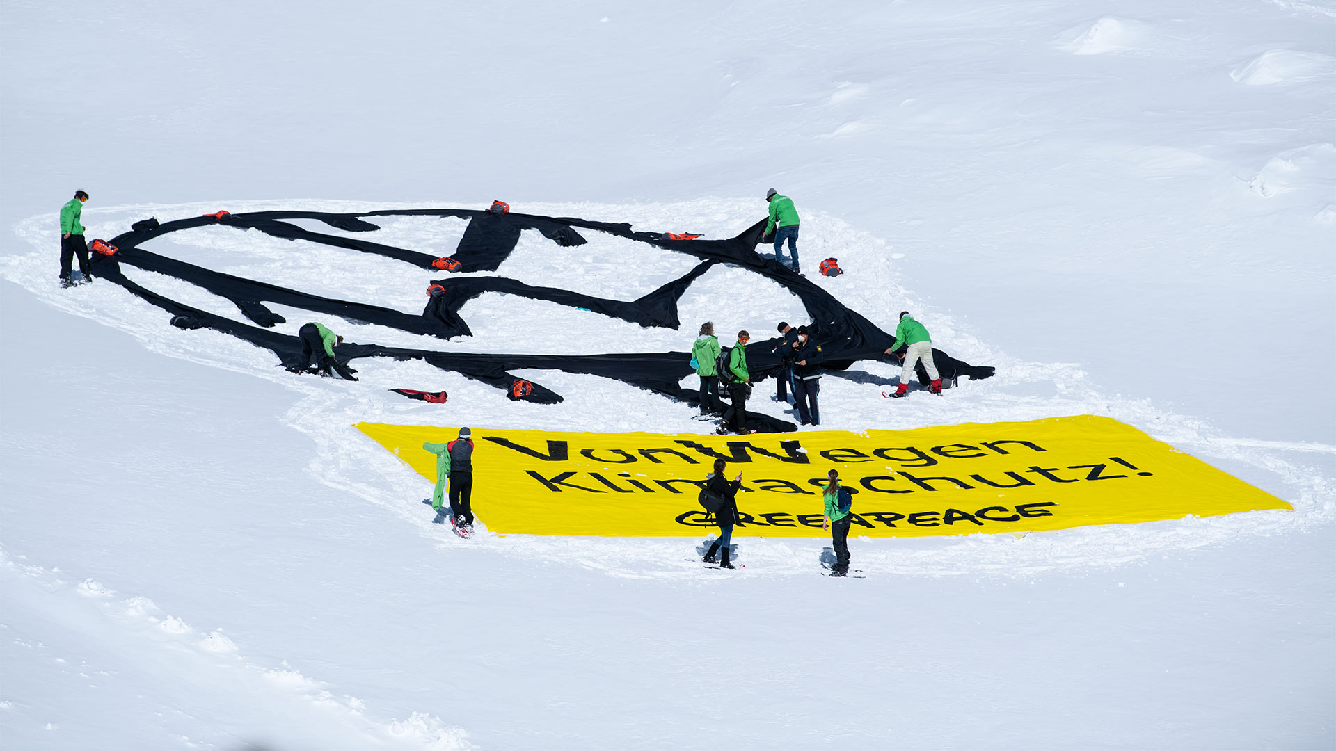 Aktivisten von Greenpeace legen ein VW-Logo auf dem Gletscher der Zugspitze und ein  Banner "Von Wegen Klimaschutz" | picture alliance/dpa
