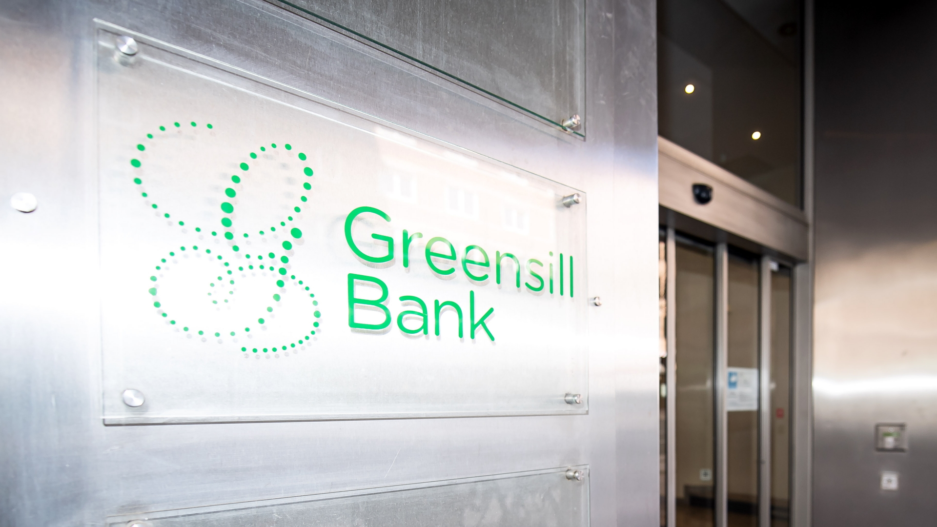 Logo der Greensill Bank an einem Türschild | dpa