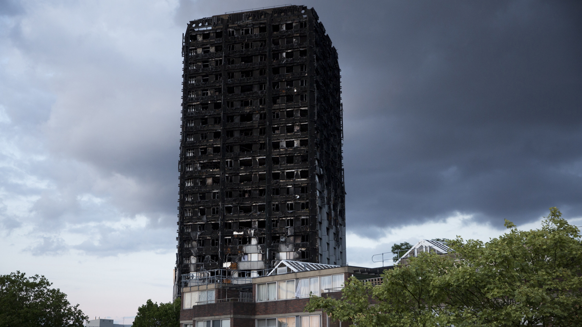 Das ausgebrannte Hochhaus Grenfell Tower in London | dpa