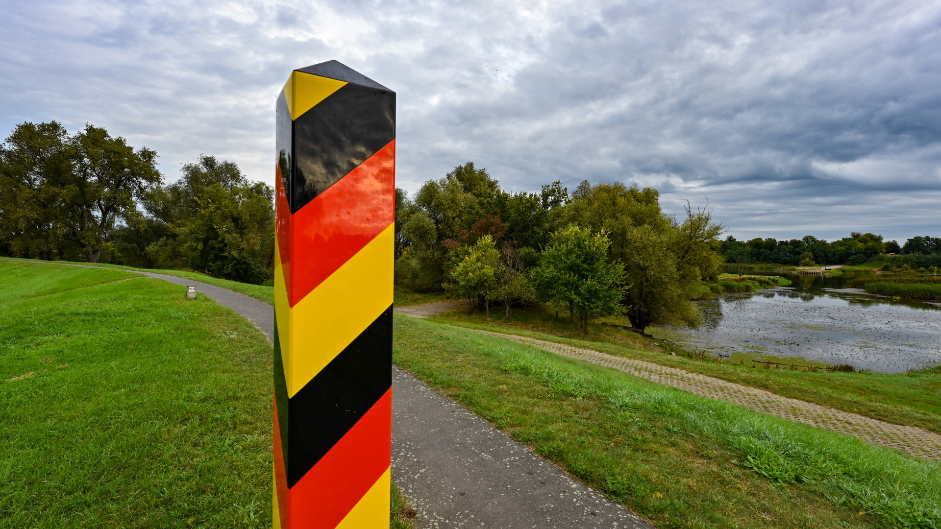 Ein Grenzpfeiler in den Nationalfarben Deutschlands steht auf dem Deich am deutsch-polnischen Grenzfluss Oder in der Ziltendorfer Niederung in Ostbrandenburg.  | dpa