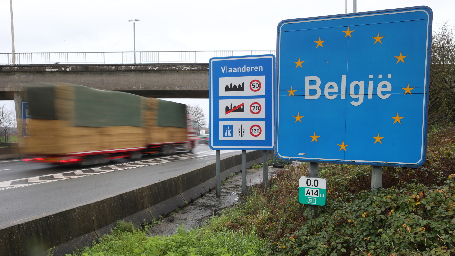 Ein Lkw fährt über die Landesgrenze von Frankreich nach Belgien | dpa