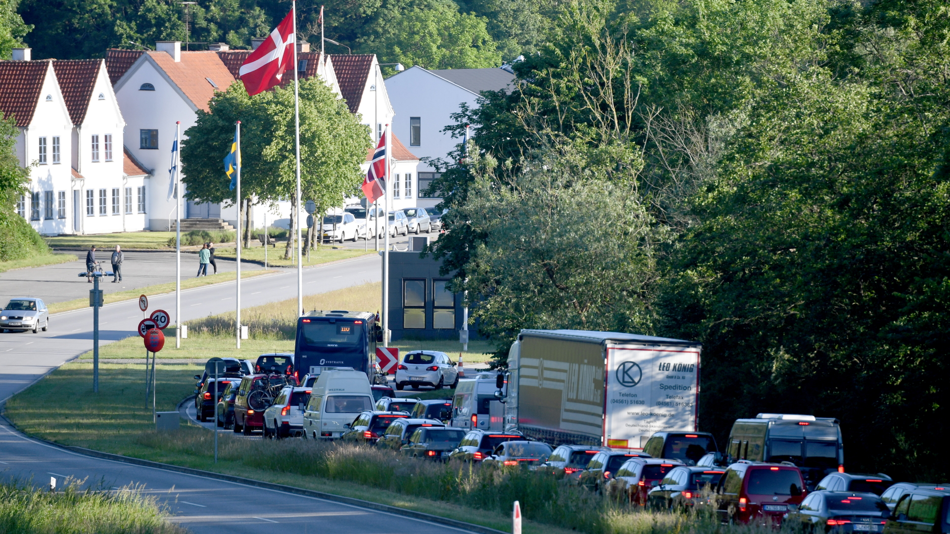 Autos stehen vor dem Grenzübergang Krusau in Richtung Dänemark im Stau.