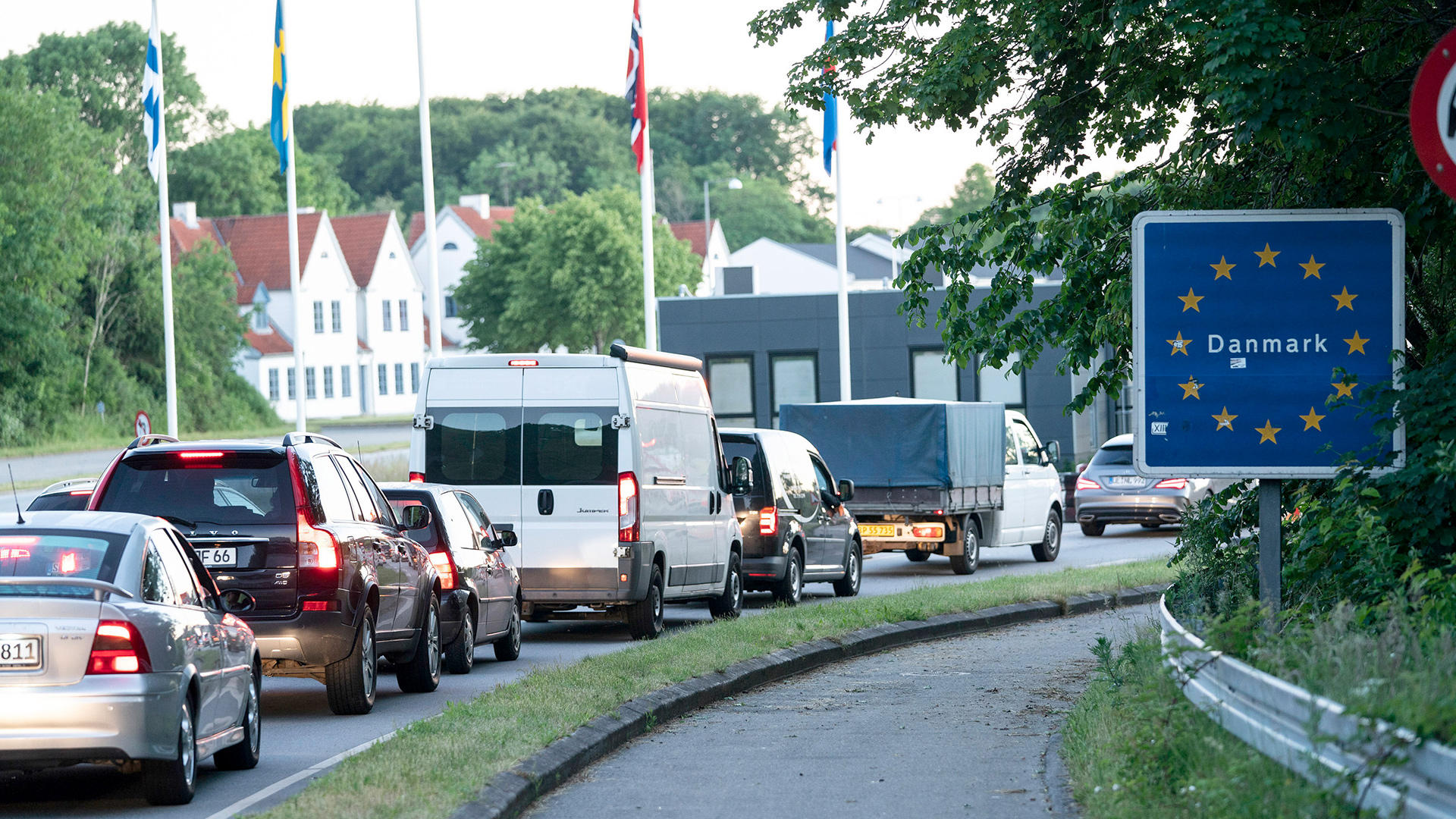 Autos stehen vor dem Grenzübergang Krusau in Richtung Dänemark im Stau.