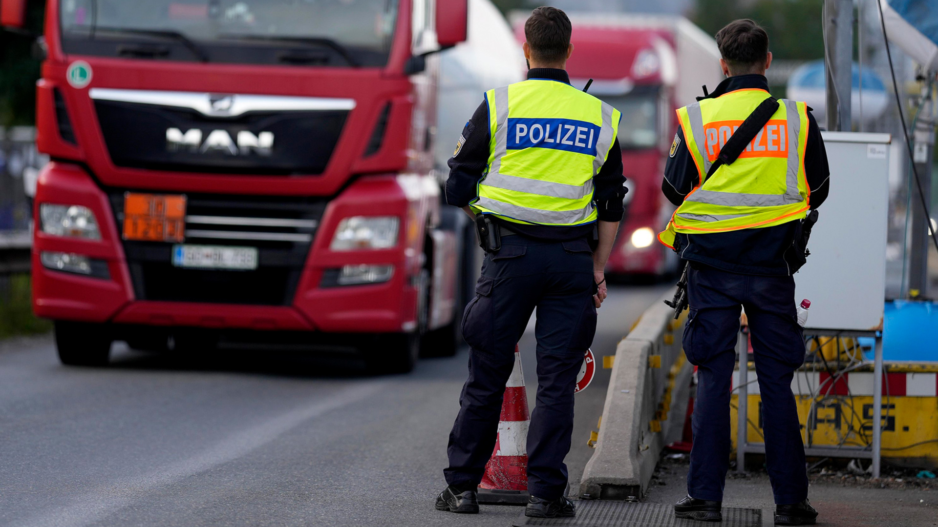 Deutsche Bundespolizisten kontrollieren am deutsch-österreichischen Grenzübergang in Kiefersfelden.