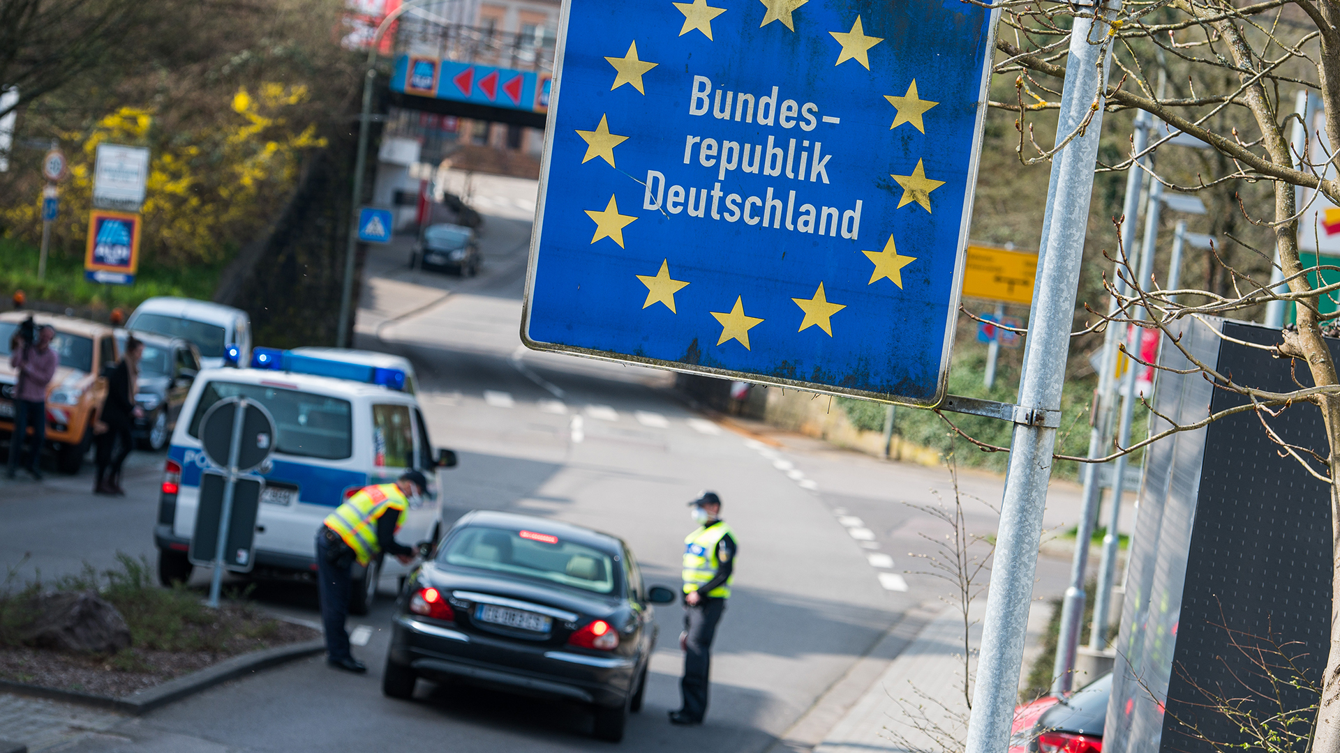 Beamte der Bundespolizei kontrollieren ein französisches Fahrzeugan der Grenze zu Deutschland. (Archivbild)| Bildquelle: dpa